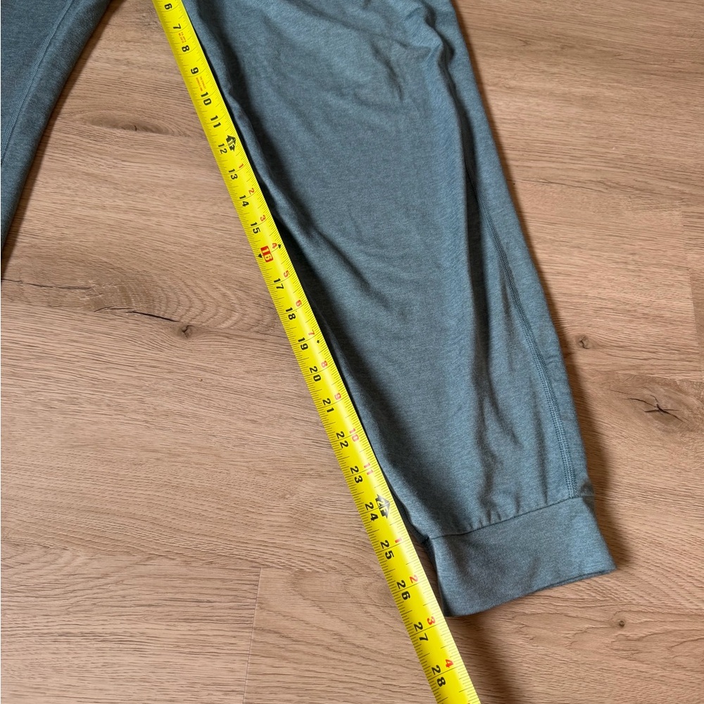 NWOT vuori performance joggers - Picture 4 of 4